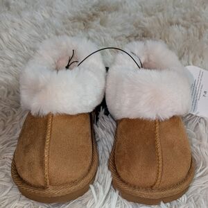 NWT, Faux Fur Trimmed, Faux Suede Toddler Girl Slippers Size 7-8